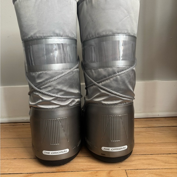 ICON GLANCE SILVER SATIN MOON BOOTS - Picture 3 of 7